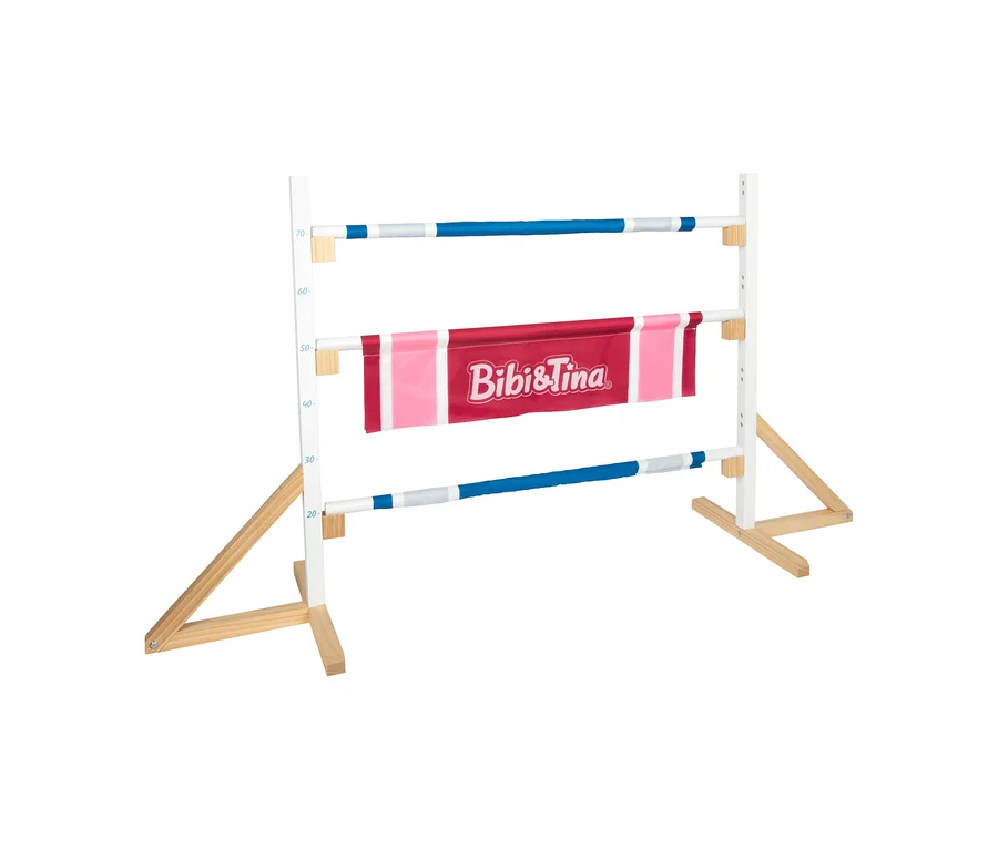 small foot Hindernis »Bibi & Tina«: Ein weißes Spielzeug-Pferdehindernis mit blauen Stangen und einem rot-pinken "Bibi & Tina"-Banner.