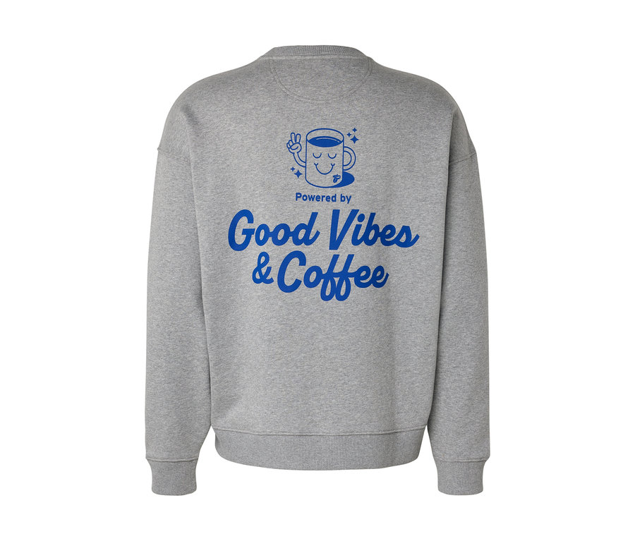 Graues Unisex Coffee Crew Sweatshirt von hinten, mit blauem Aufdruck eines Kaffeebechers mit Gesicht und dem Schriftzug "Powered by Good Vibes & Coffee".