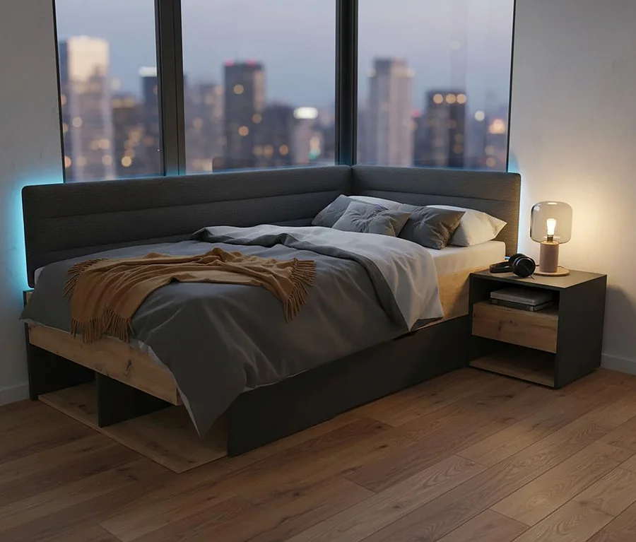 Bett mit grauer Bettwäsche und gelber Decke vor einem Fenster mit Stadtansicht. Auf einem Nachttisch steht eine Lampe und Kopfhörer. Rechts steht der Roba Nachttisch »Marvin«.