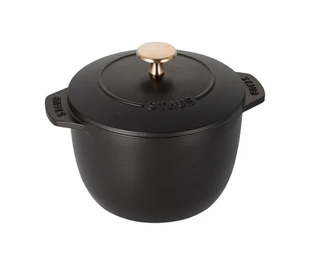 Schwarze, runde STAUB Reis-Cocotte, 16 cm, mit Deckel und goldenem Knauf.