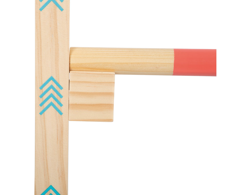 Holzspielzeugteile: Eine vertikale Holzleiste mit blauen Pfeilmustern ist über einen kleinen Holzblock mit einer horizontalen, teilweise rot bemalten Holzstange verbunden.