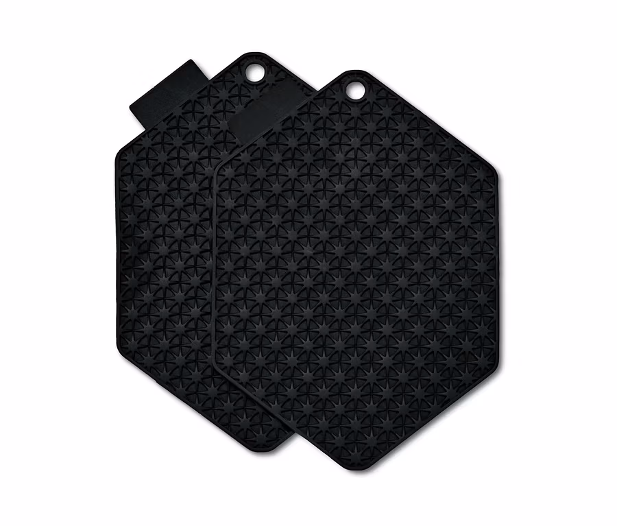 Zwei schwarze 3-in-1-Küchenhelfer.