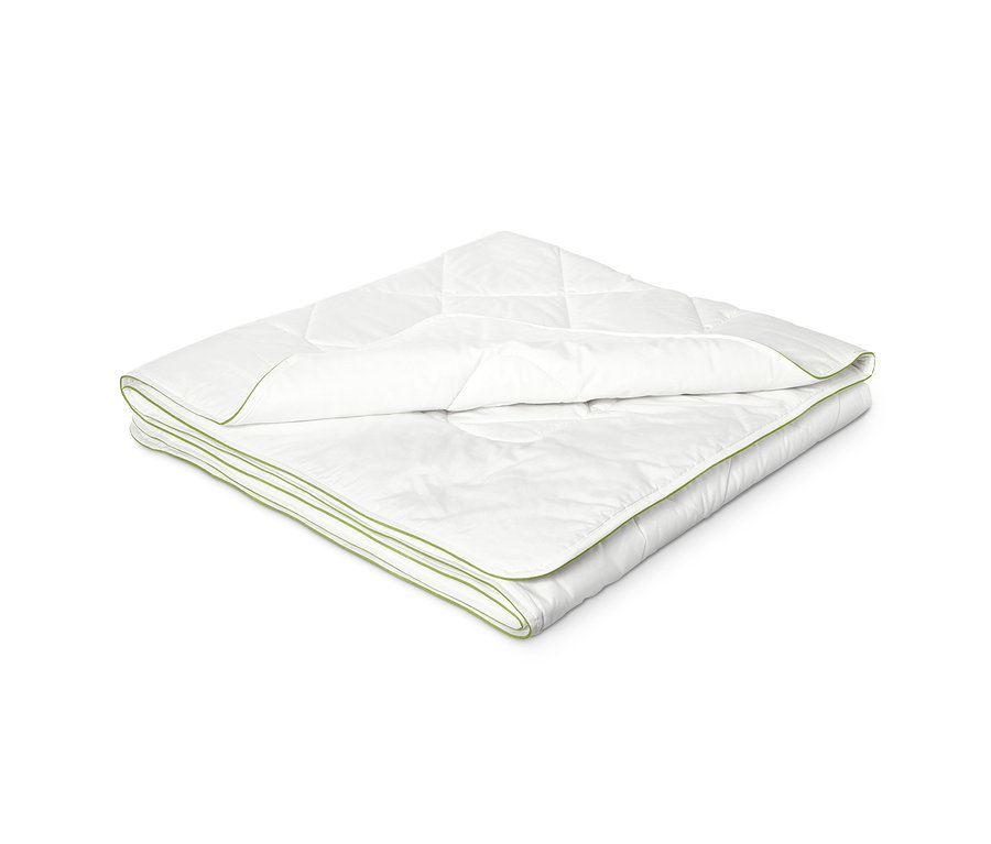 Ein gefaltetes, weißes irisette® greenline Sommer-Steppbett mit einem hellgrünen Rand.