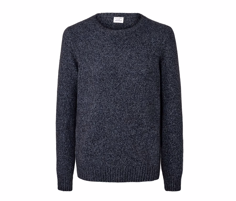 Dunkelblauer Grobstrickpullover.