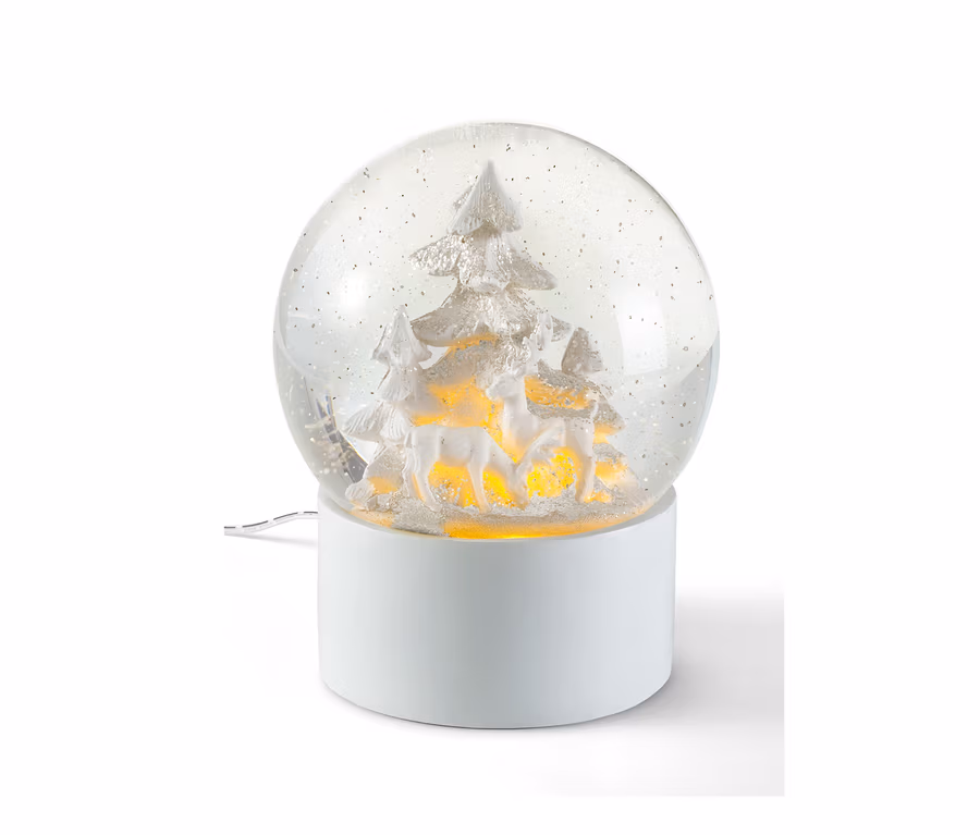 LED-Schneekugel mit silbernen Bäumen und weißen Hirschen im Inneren.