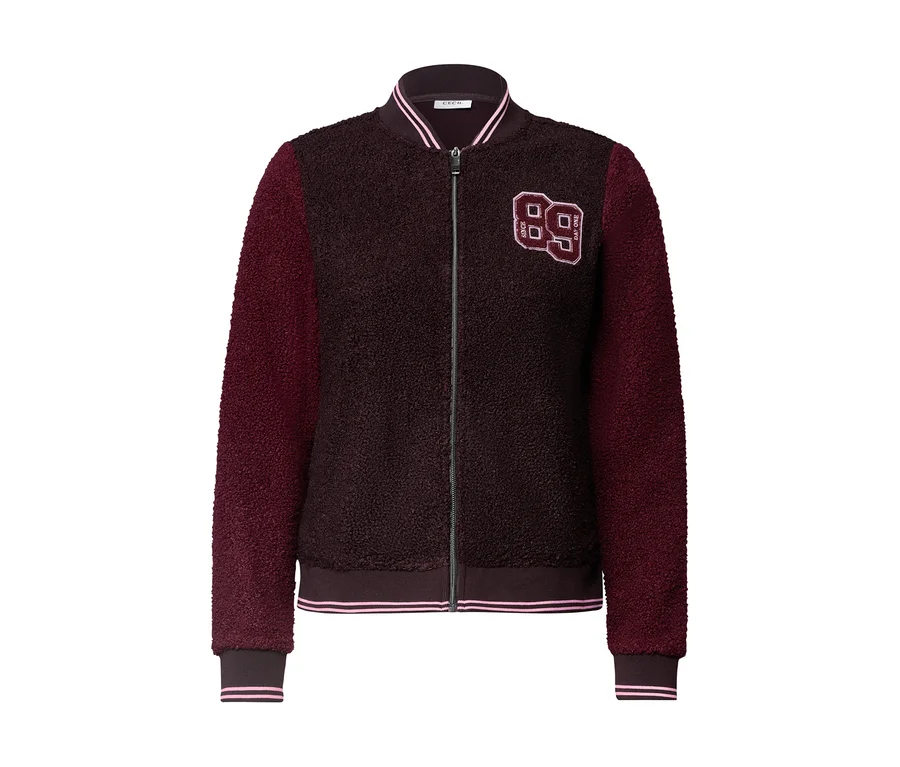 Dunkelroter CECIL Blouson aus Teddyfell mit Reißverschluss, Ärmeln in Bordeaux und gestickter „89“ auf der Brust.