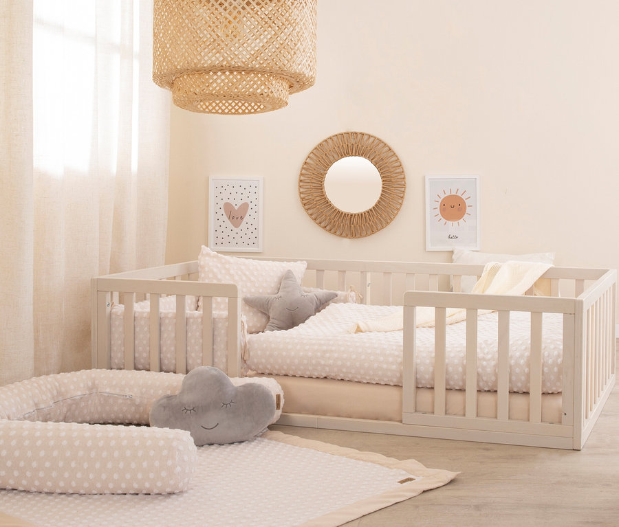 Kinderzimmer mit roba Bodenbett 70 x 140 cm, Lampe und Dekorationen.
