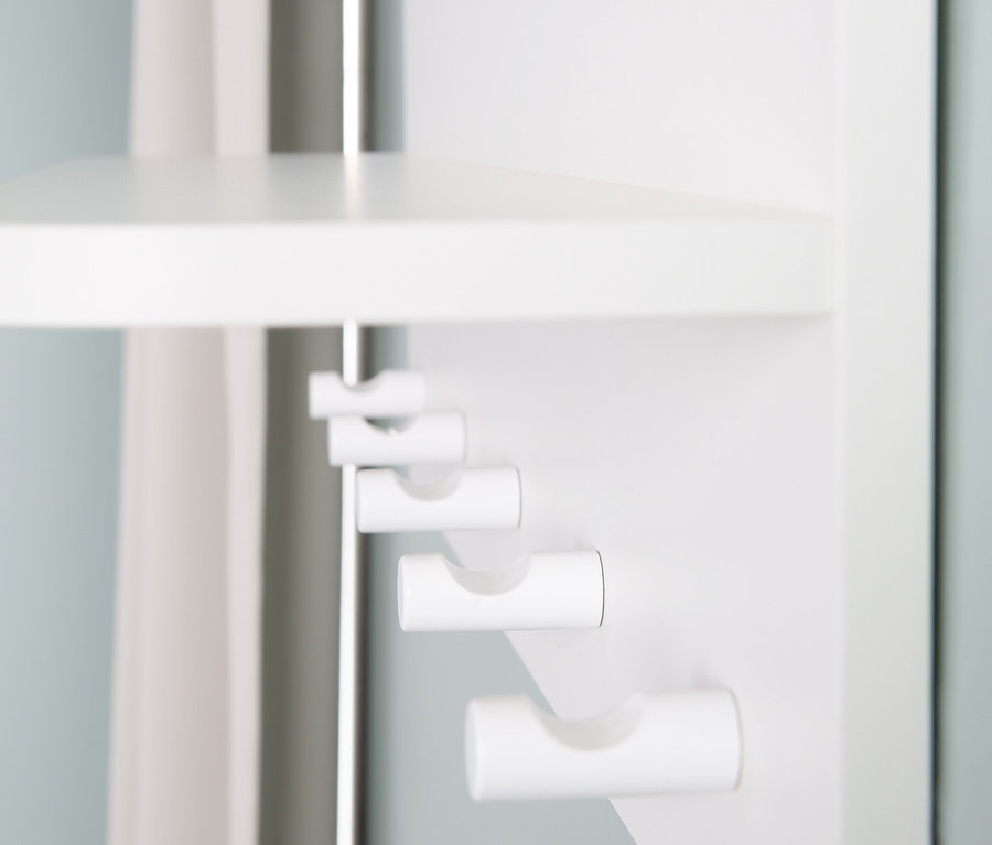 Detailaufnahme eines weißen roba Kinderzimmerset »Ole« Möbelstücks mit Haken.