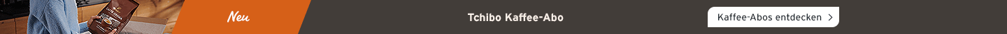 Frau öffnet die Kaffee-Abo Lieferung