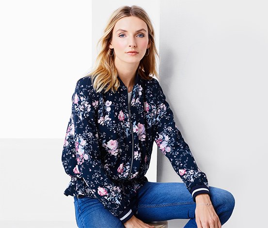 Frau in Blumen-Blouson