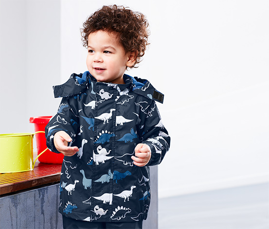 Junge in Thermo-Regenjacke