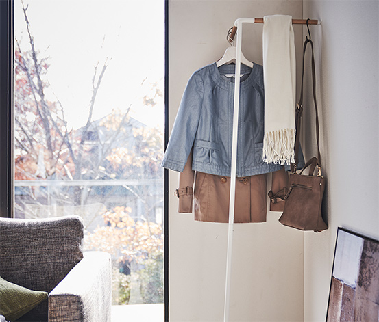 /newmedia/art_img/MAIN-CENSHARE/5d9fd7823b5e37ca/yamazaki-lehnende-eck-garderobe-tower.jpg