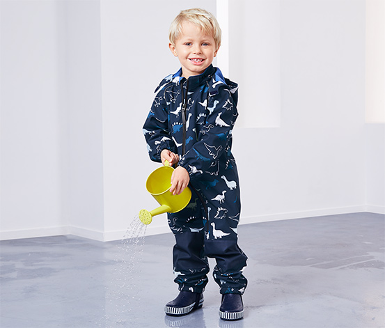 Junge in Softshell-Overall