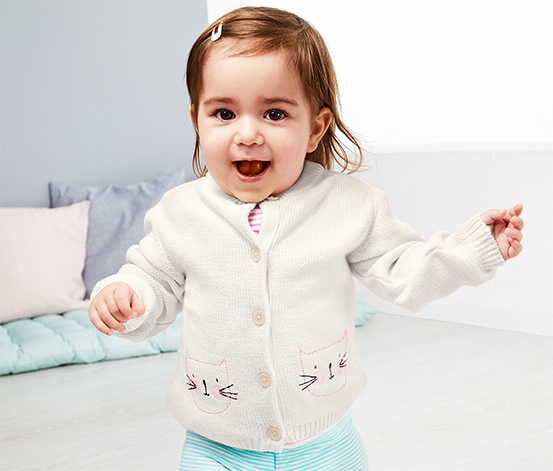 Kleinkind in Strickjacke