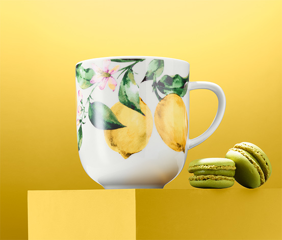 Kubek porcelanowy ok. 500 ml, biały ze wzorem w cytryny