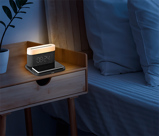 N8WERK Nachttischlampen-Wecker mit Wireless Charger, schwarz