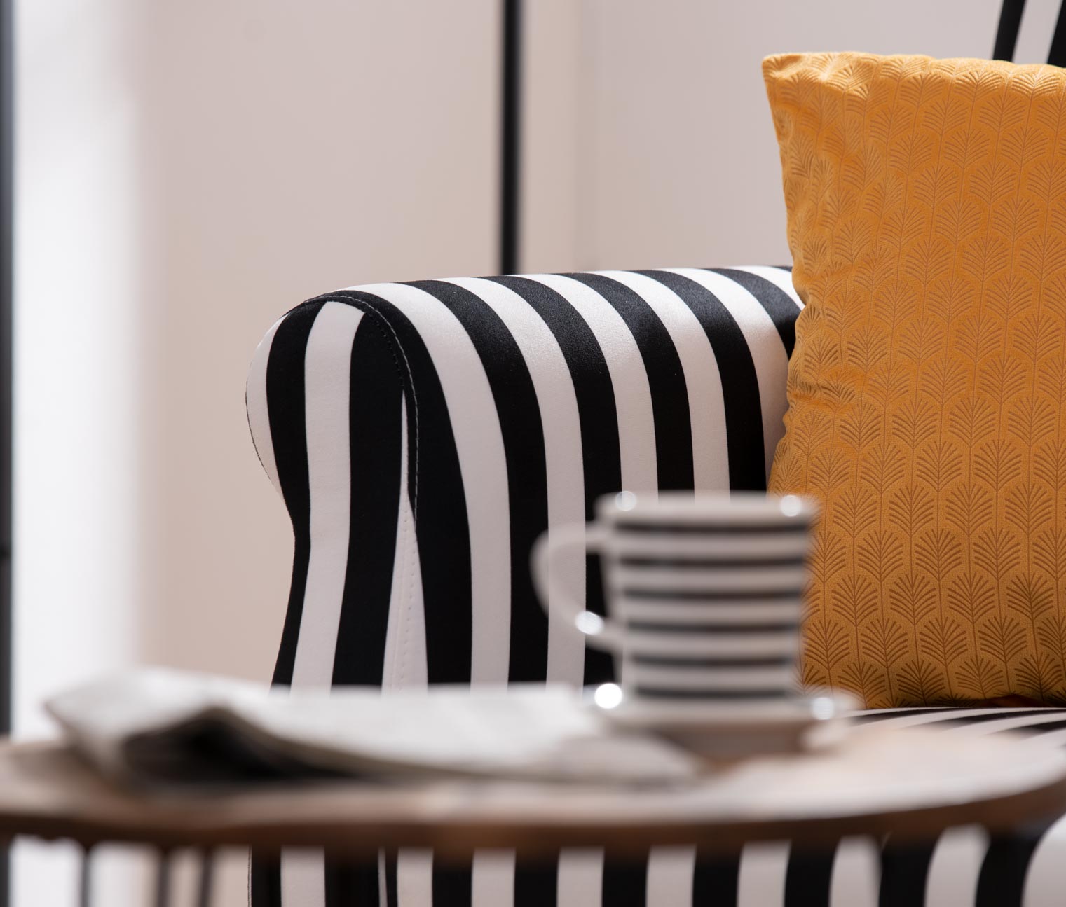 Thumbnail - Tchibo - Küchensofa »Juuma« - 144x80x102cm - schwarz - Buchenholz / Holz / Polyester