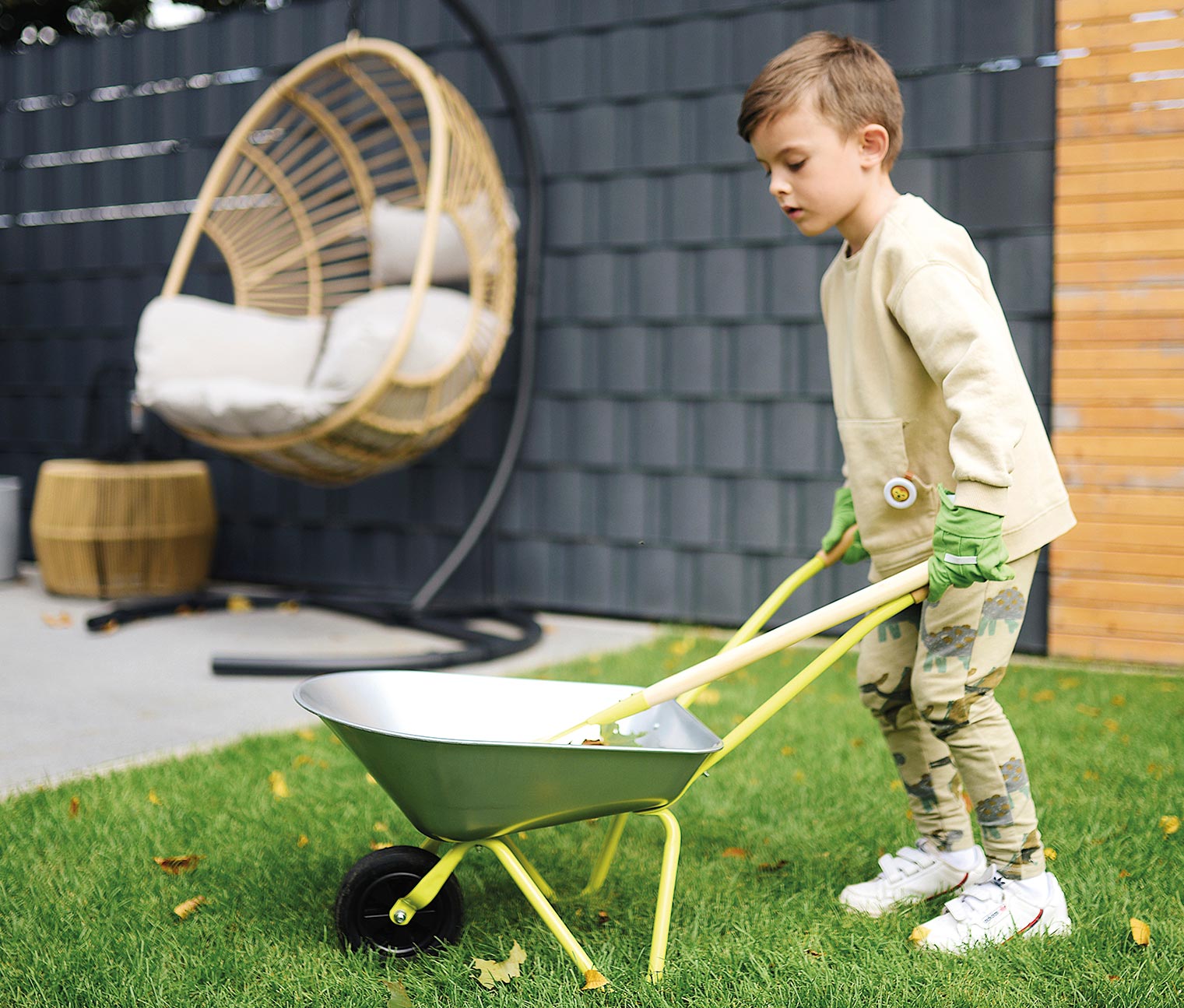 small foot Schubkarre mit Gartenwerkzeug - grau