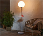 LED-Stehleuchte mit Tisch
