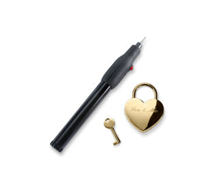 Liebesschloss mit Gravierstift