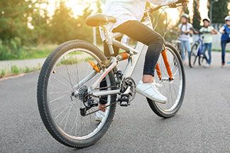 Fitnessgeräte für draußen: Ein Kinderfahrrad in Nahaufnahme.