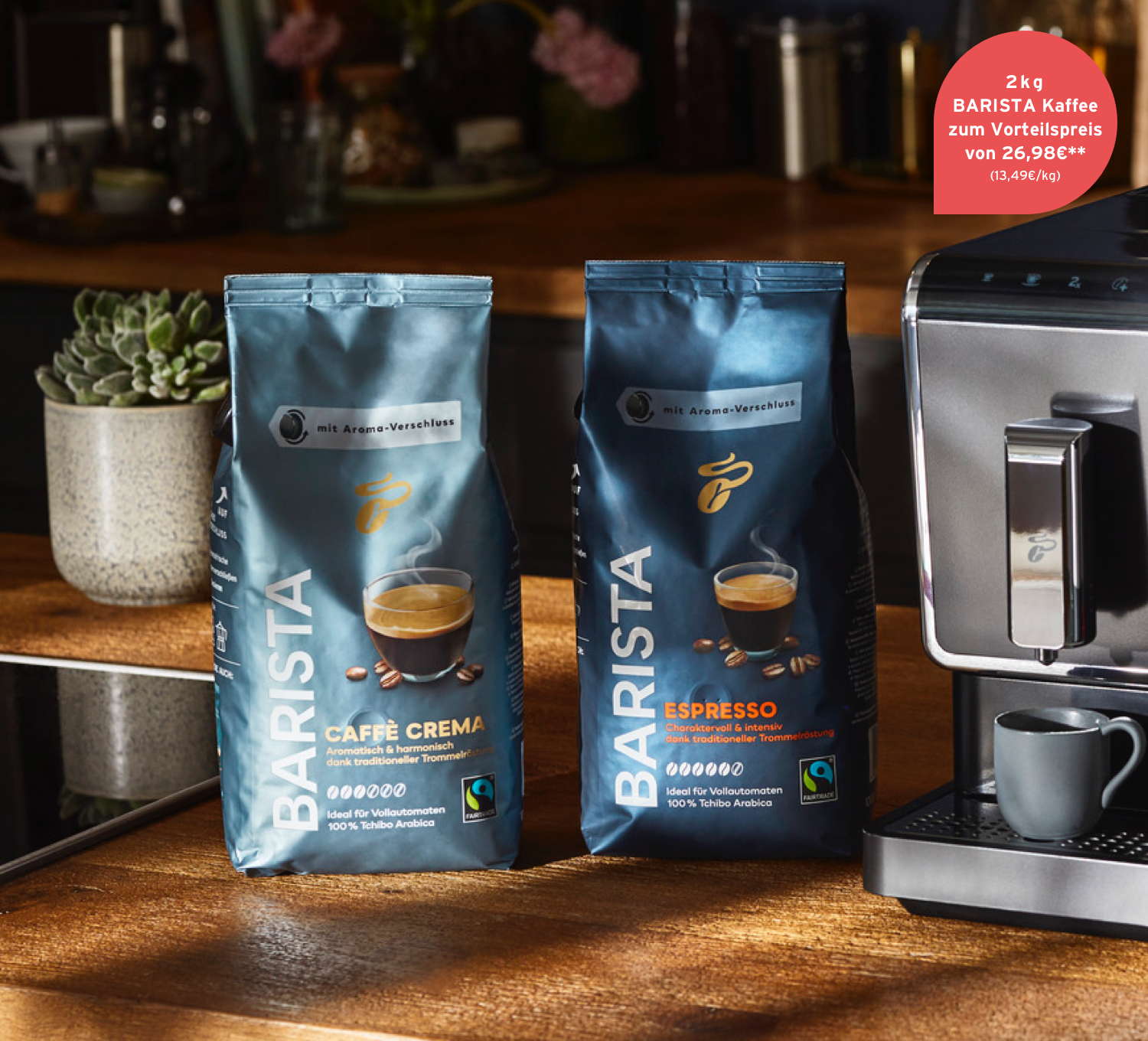Stimmungsvolles Bild eines Vollautomaten mit 2 Kilogramm Barista Kaffee präsentiert das aktuelle Angebot. Bestellen Sie einen Tchibo Vollautomat und erhalten Sie 2 kg BARISTA Kaffee zum Vorteilspreis von 26,98 €