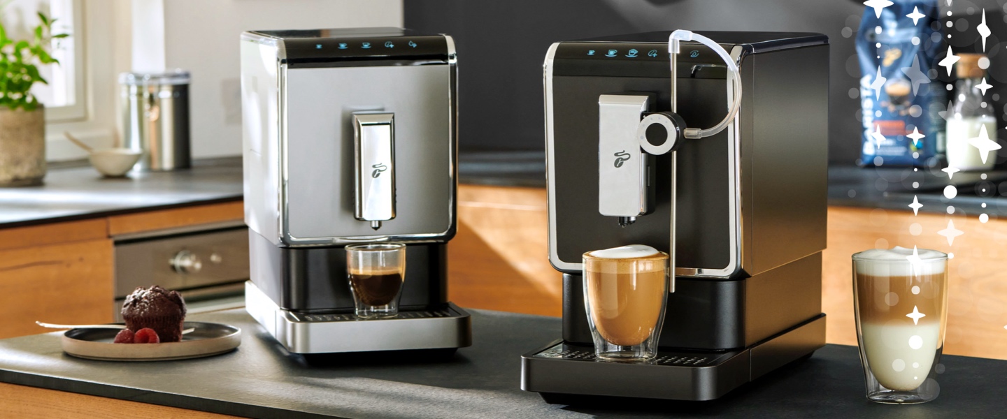 Der neue Esperto Pro mit One Touch Milk System in Anthrazit und einer frisch aufgebrühten Milchspezialität