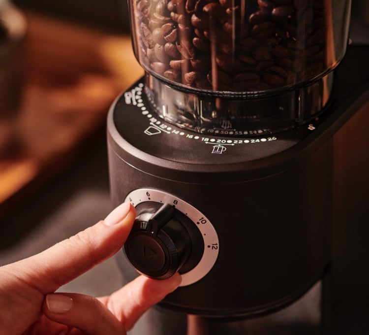 Elektrische und manuelle Kaffeemühen von Tchibo auf einer Küchentheke