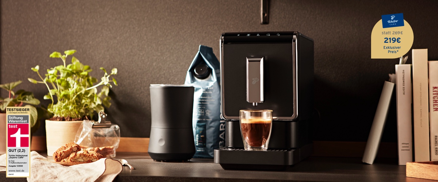 Der Kaffeevollautomat Esperto Caffè in der Farbe Anthrazit auf einer Küchentheke