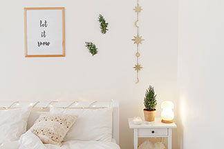 Verschiedene Deko-Elemente in einem Schlafzimmer.