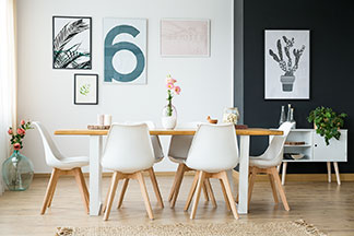 Ein gemütliches Esszimmer mit verschiedenen Bildern an den Wänden.