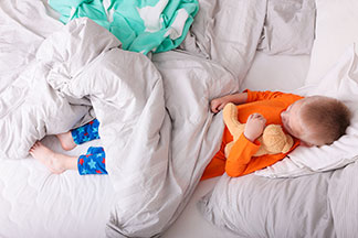 Spenden Sie gemeinsam mit Ihrem Kind zu viele Plüschtiere einem Kinderheim oder einer wohltätigen Einrichtung.
