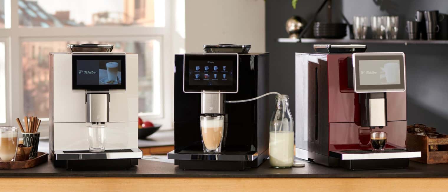 Drei Kaffeevollautomaten stehen auf einem Küchentresen','Enter picture alt'}