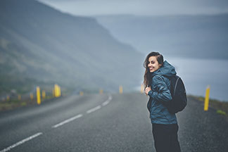 Eine Frau trägt eine Outdoorjacke beim Wandern.