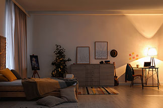 Ein gemütliches Wohnzimmer mit Dekolichtern.