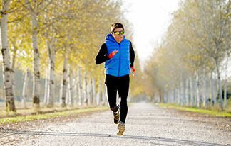 Ein Mann joggt im Park.