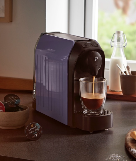 Cafissimo easy in der Farbe Blueberry mit vollem Caffè Crema Glas