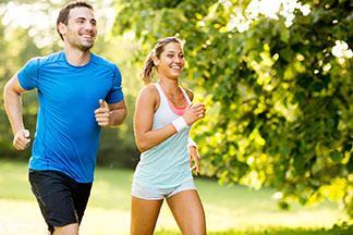 Ein Pärchen joggt im Park.
