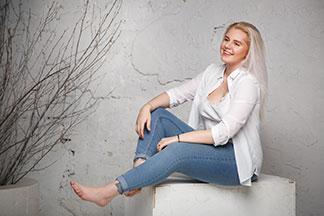 Eine Frau trägt eine Jeans und eine weiße Bluse