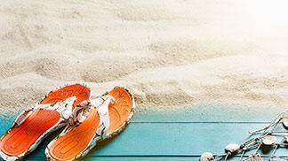 Ein paar Sandalen im Strand