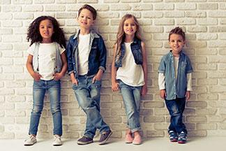 Mehrere Kinder tragen Jeans.