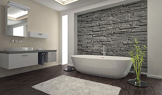 Großes Badezimmer mit einem flauschigen Teppich sowie einer freistehenden Badewanne.
