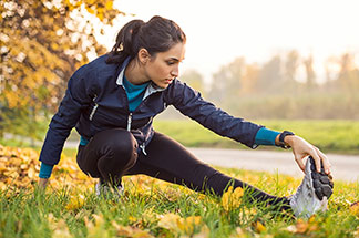 Eine Frau trägt eine Sportjacke beim Joggen.