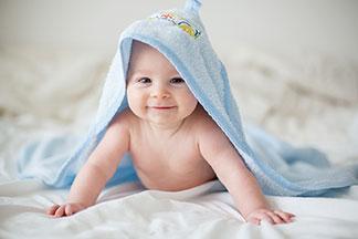 Ein Baby mit Handtuch