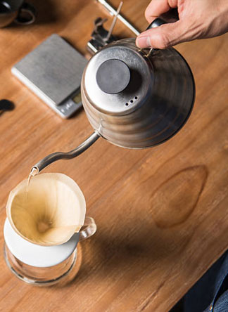 Schritt 1: Kaffeefilter einsetzen & durchfeuchten