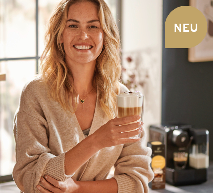 Stimmungsvolles Bild eines Glases Kaffee Crema unter einer Cafissimo Maschine