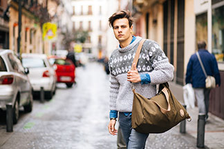 Ein Mann trägt einen Norweger-Strickpullover.