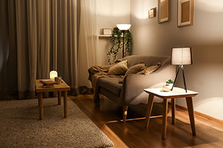 Ein gemütliches Wohnzimmer mit Vorhängen.