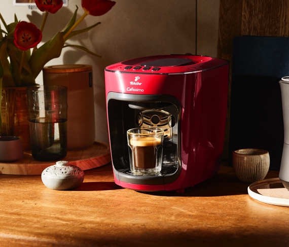 Cafissimo mini in Schwarz mit Tasse unter dem Ausschank.