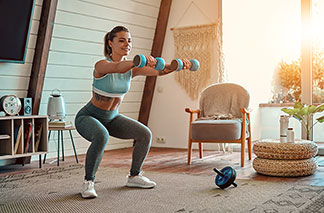 Eine Frau macht ein Workout Zuhause.